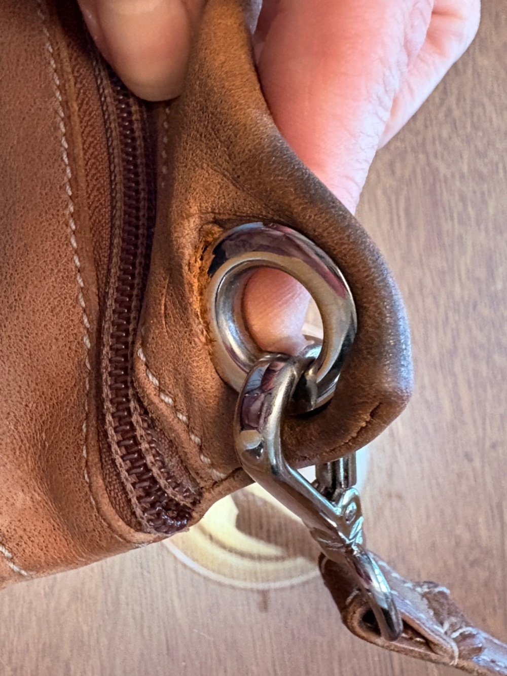 Roots Tribe Leather, Maple Leaf Urban Crossbody Pouch - Picture 7 of 9